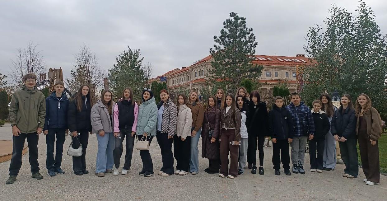 Школьники из Старобешевского округа побывали на экскурсии в Новом Херсонесе Школьники из Старобешевского округа побывали на экскурсии в Новом Херсонесе