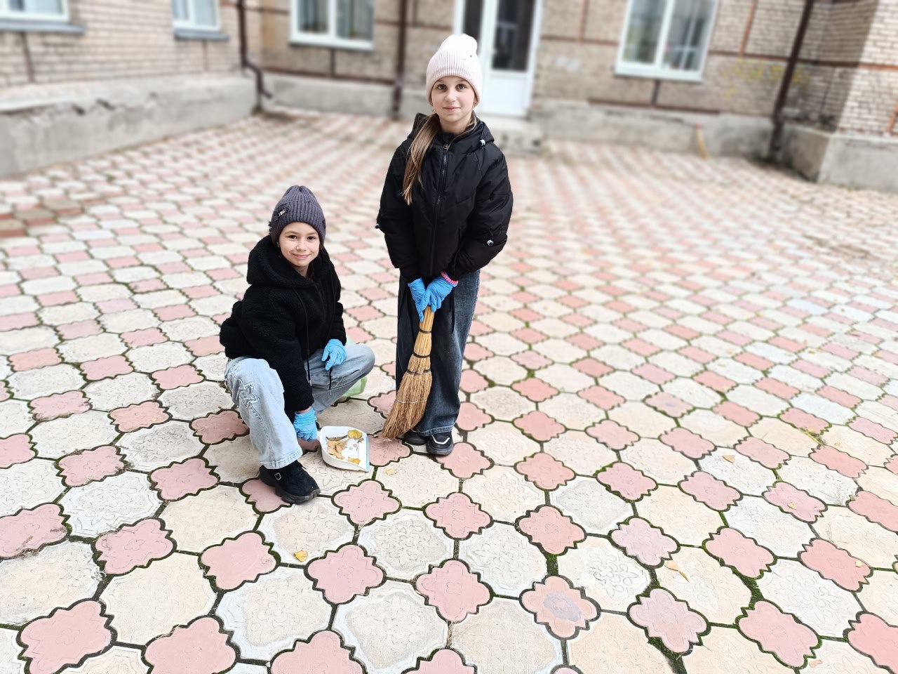 Ждановские школьники не забывают о чистоте родной школы Ждановские школьники не забывают о чистоте родной школы