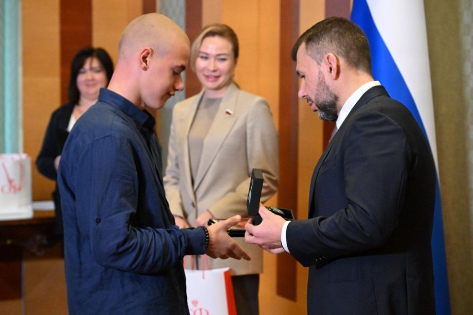 Александр Подгорный: С сенатором РФ Натальей Никоноровой вручили юным героям Александру Скакуну, Александру Маршалу и Всеволоду Новикову медали Совета Федерации «За проявленное мужество» Александр Подгорный: С сенатором РФ Натальей Никоноровой вручили юным героям Александру Скакуну, Александру Маршалу и Всеволоду Новикову медали Совета Федерации «За проявленное мужество»