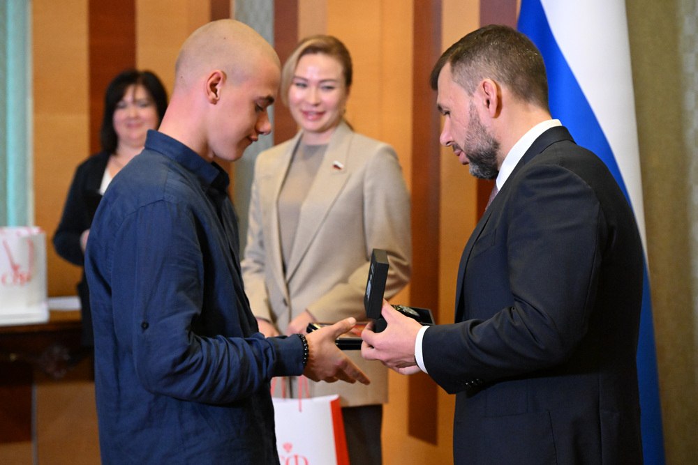 Александр Подгорный: С сенатором РФ Натальей Никоноровой вручили юным героям Александру Скакуну, Александру Маршалу и Всеволоду Новикову медали Совета Федерации «За проявленное мужество» Александр Подгорный: С сенатором РФ Натальей Никоноровой вручили юным героям Александру Скакуну, Александру Маршалу и Всеволоду Новикову медали Совета Федерации «За проявленное мужество»