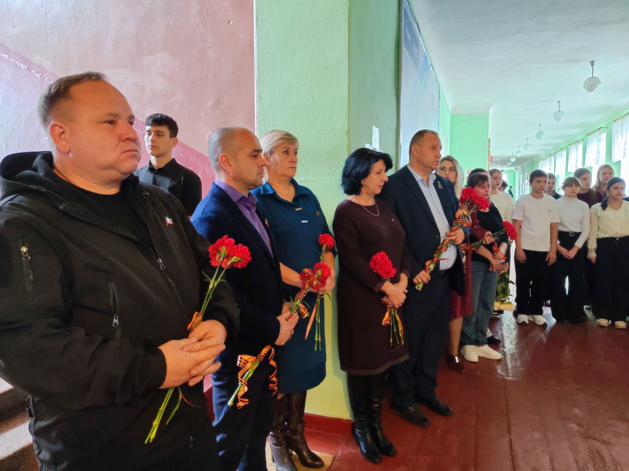 Сегодня в ГБОУ «Школа № 6 г.о. Торез» открытие "Парты Героя" Сегодня в ГБОУ «Школа № 6 г.о. Торез» открытие "Парты Героя"