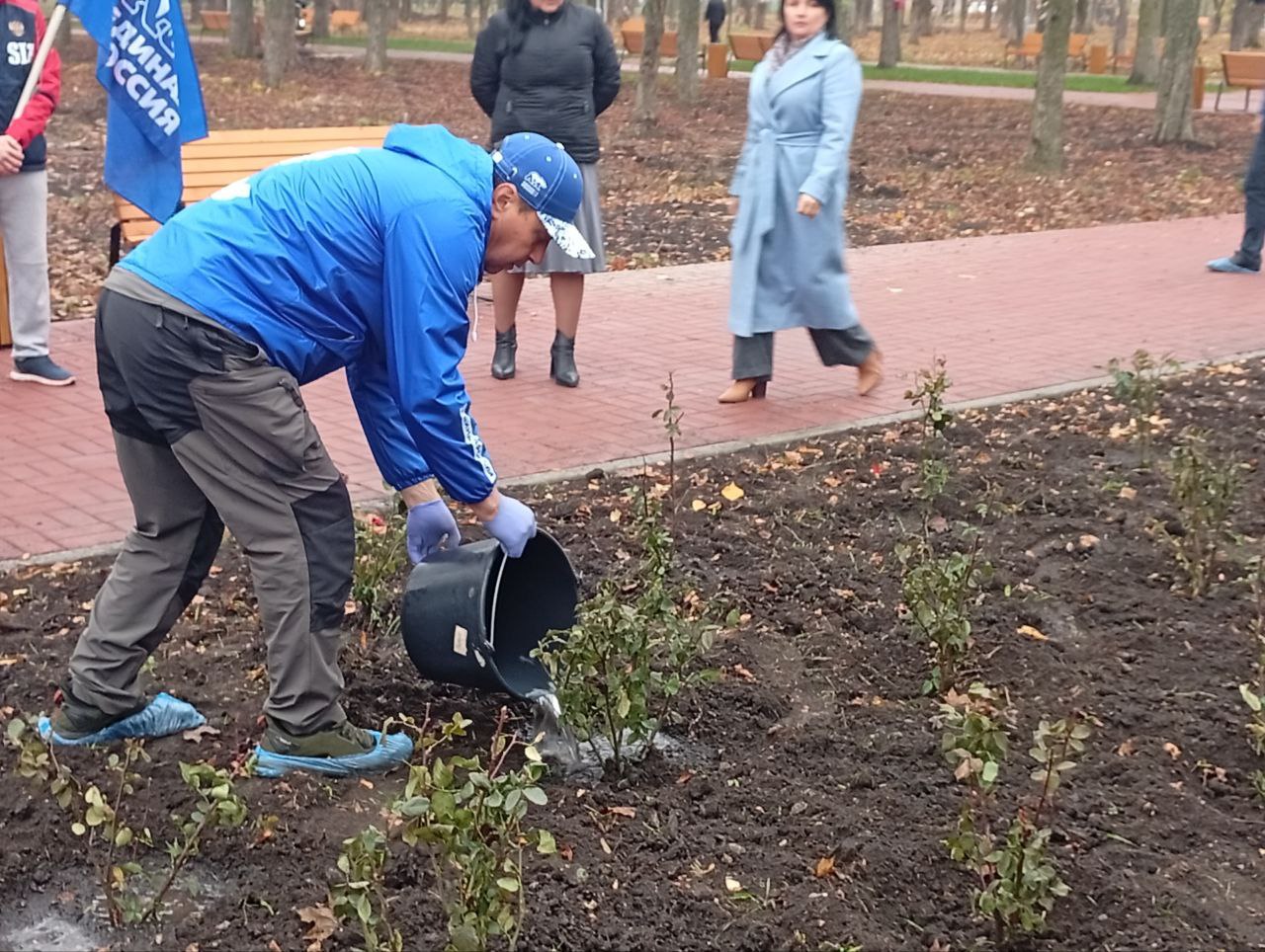Константин Зинченко: Высадили практически 200 кустов роз в Летнем парке г. Волноваха Константин Зинченко: Высадили практически 200 кустов роз в Летнем парке г. Волноваха