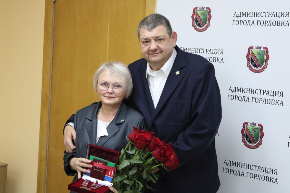 Иван Приходько: Сегодня руководитель Управы Никитовского внутригородского района города Горловка администрации городского округа Горловка Донецкой Народной Республики Ирина Михайловна Джеломанова была удостоена Звания... Иван Приходько: Сегодня руководитель Управы Никитовского внутригородского района города Горловка администрации городского округа Горловка Донецкой Народной Республики Ирина Михайловна Джеломанова была удостоена Звания...