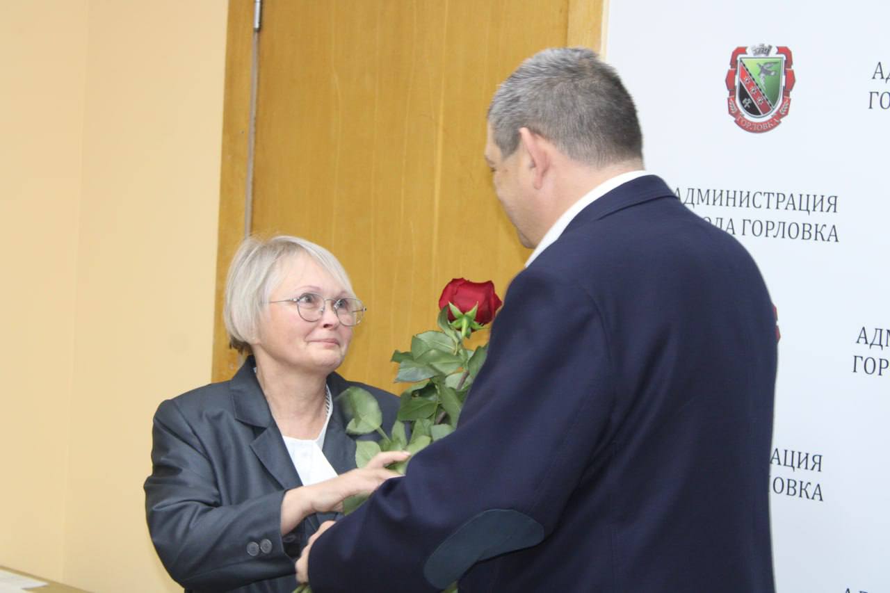В Горловке присвоили звание почетного гражданина города Ирине Джеломановой В Горловке присвоили звание почетного гражданина города Ирине Джеломановой