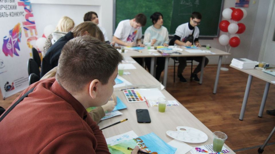Вдохновение в потоке: горловская молодёжь узнала секреты живописи в АДИ ДонНТУ Вдохновение в потоке: горловская молодёжь узнала секреты живописи в АДИ ДонНТУ