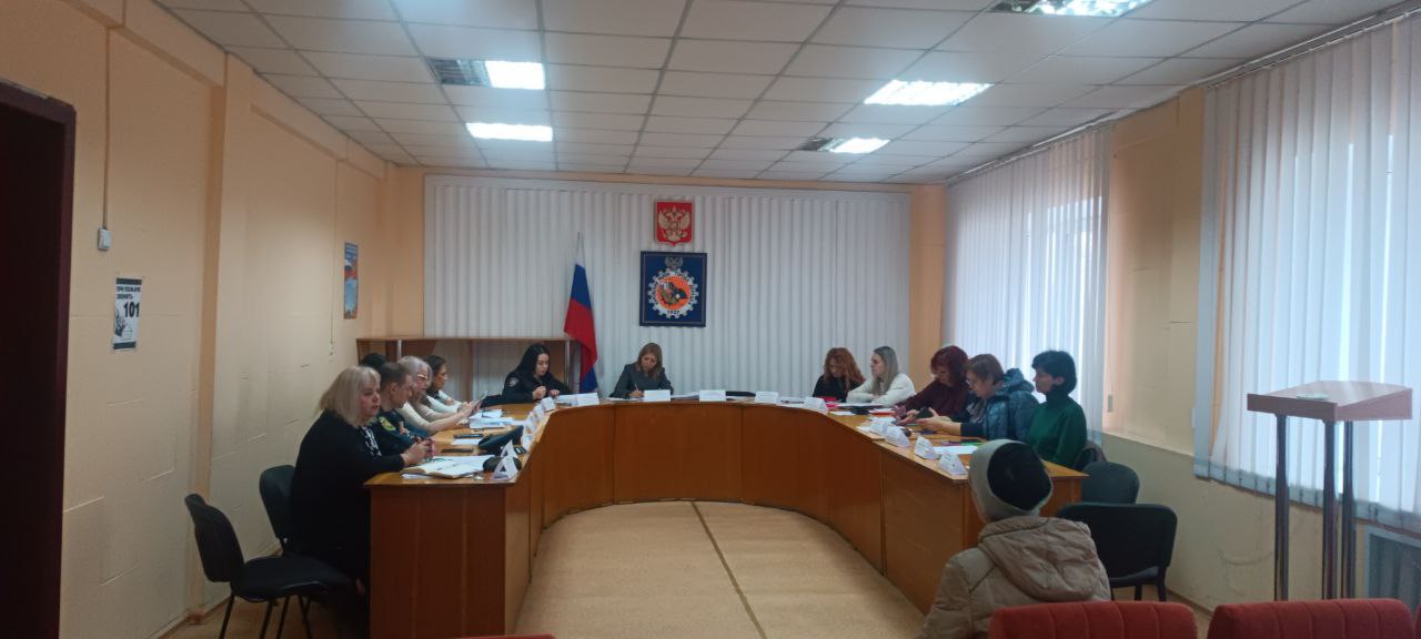 В Управе Кировского внутригородского района Администрации городского округа Донецк прошло заседание Комиссии по делам несовершеннолетних и защите их прав