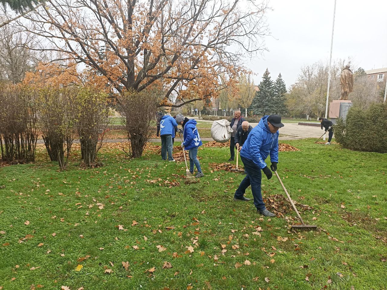 Василий Овчаров: Во исполнение поручений Главы нашей Республики Дениса Пушилина, в рамках партийного проекта "Единой России" «Чистая страна» коллектив Администрации округа принял участие в субботнике Василий Овчаров: Во исполнение поручений Главы нашей Республики Дениса Пушилина, в рамках партийного проекта "Единой России" «Чистая страна» коллектив Администрации округа принял участие в субботнике