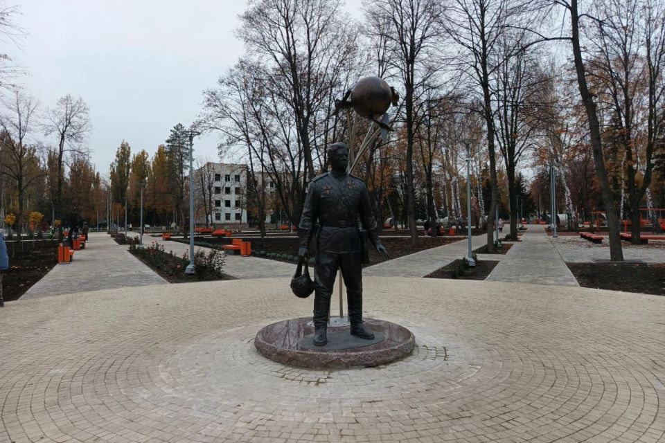 Александр Шатов: В Шахтерске продолжаются работы по благоустройству сквера Александр Шатов: В Шахтерске продолжаются работы по благоустройству сквера