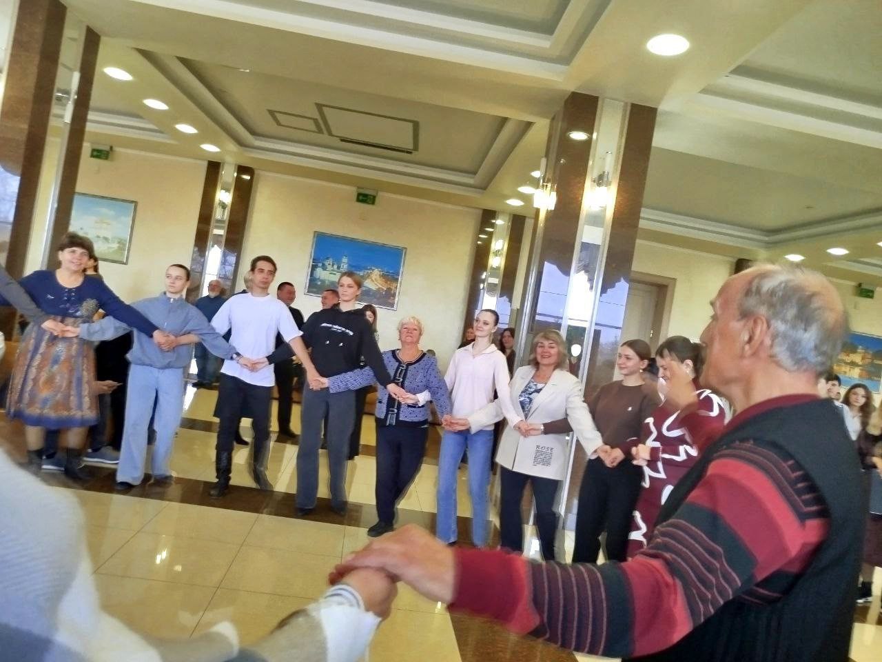 В единстве наша сила!. Члены Совета женщин Будёновского района города Донецка, активистки партийного проекта «Женское движение Единой России» приняли участие в ярком и масштабном Фестивале национальных культур «Под знаком... В единстве наша сила!. Члены Совета женщин Будёновского района города Донецка, активистки партийного проекта «Женское движение Единой России» приняли участие в ярком и масштабном Фестивале национальных культур «Под знаком...