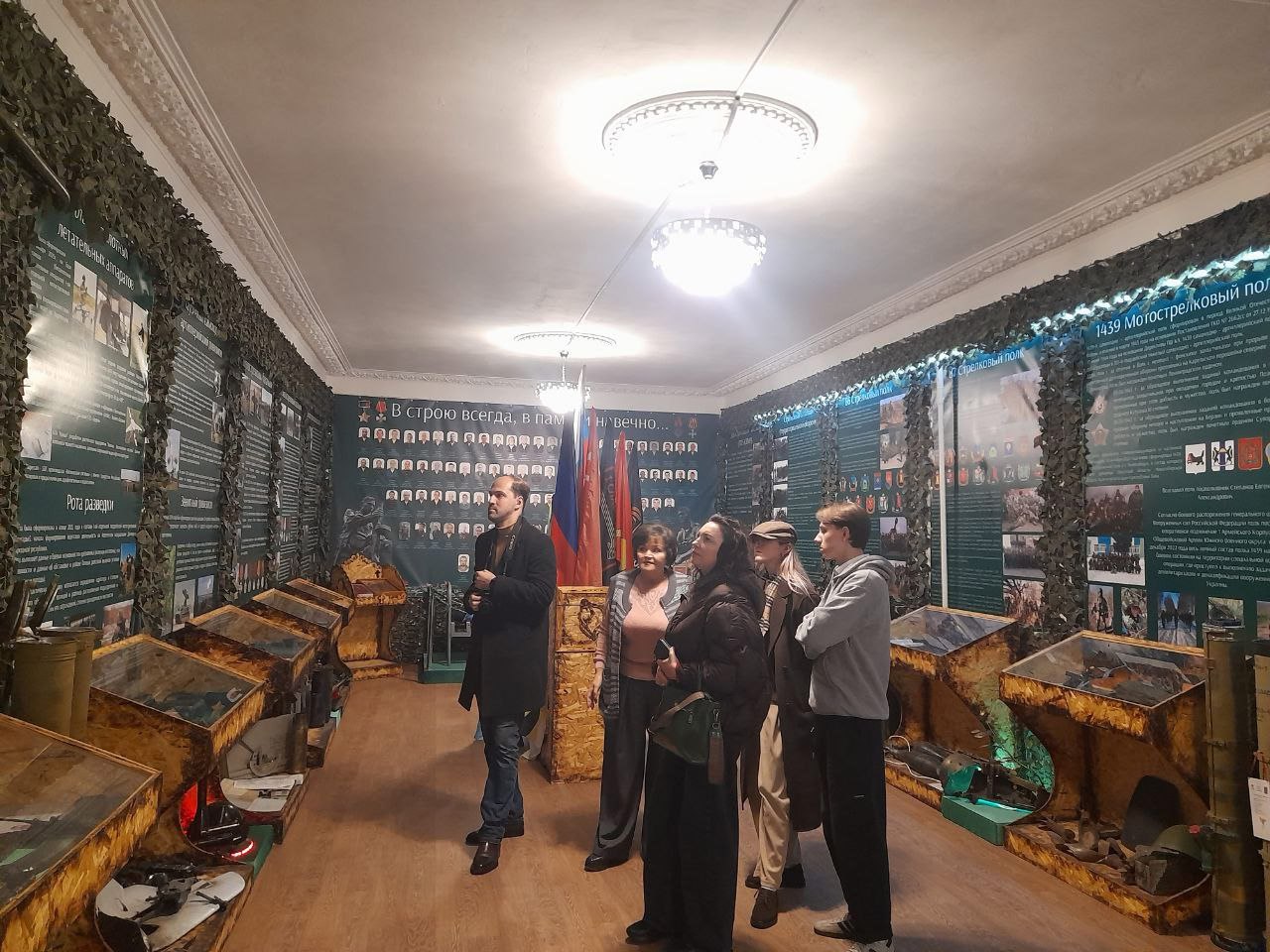 Артисты театра почтили память героев Донбасса Артисты театра почтили память героев Донбасса