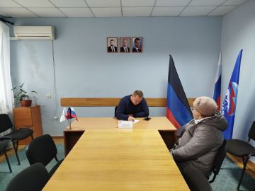 Председатель Иловайского городского совета Песчанский Виталий Викторович в общественной приемной "ЕДИНАЯ РОССИЯ" провел прием граждан