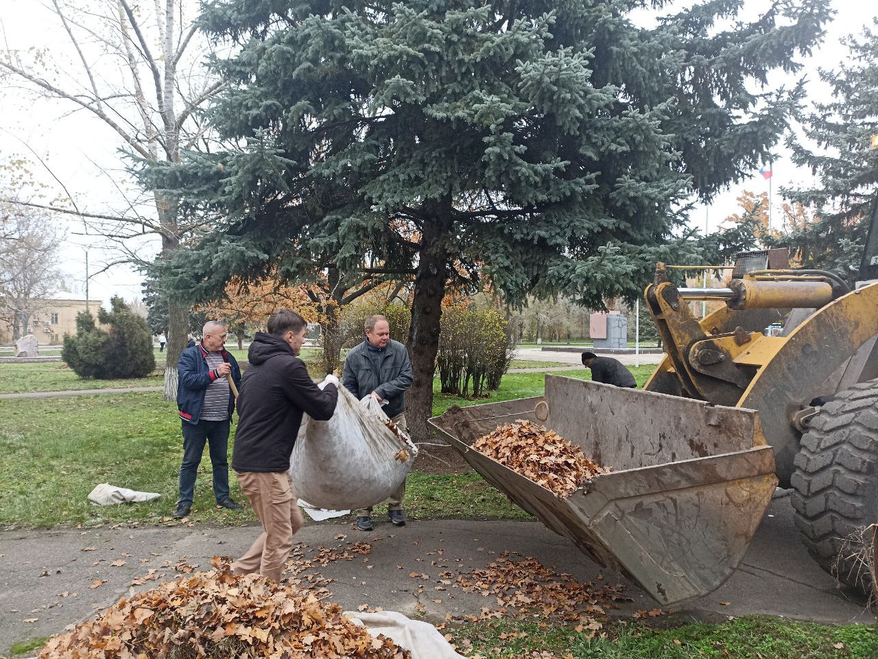 Василий Овчаров: Во исполнение поручений Главы нашей Республики Дениса Пушилина, в рамках партийного проекта "Единой России" «Чистая страна» коллектив Администрации округа принял участие в субботнике Василий Овчаров: Во исполнение поручений Главы нашей Республики Дениса Пушилина, в рамках партийного проекта "Единой России" «Чистая страна» коллектив Администрации округа принял участие в субботнике