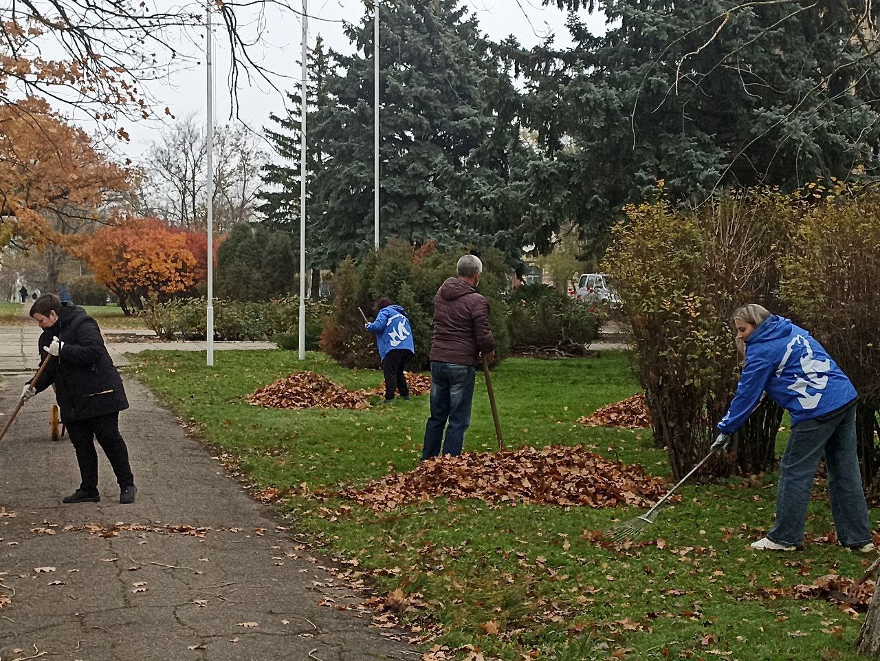 Василий Овчаров: Во исполнение поручений Главы нашей Республики Дениса Пушилина, в рамках партийного проекта "Единой России" «Чистая страна» коллектив Администрации округа принял участие в субботнике Василий Овчаров: Во исполнение поручений Главы нашей Республики Дениса Пушилина, в рамках партийного проекта "Единой России" «Чистая страна» коллектив Администрации округа принял участие в субботнике