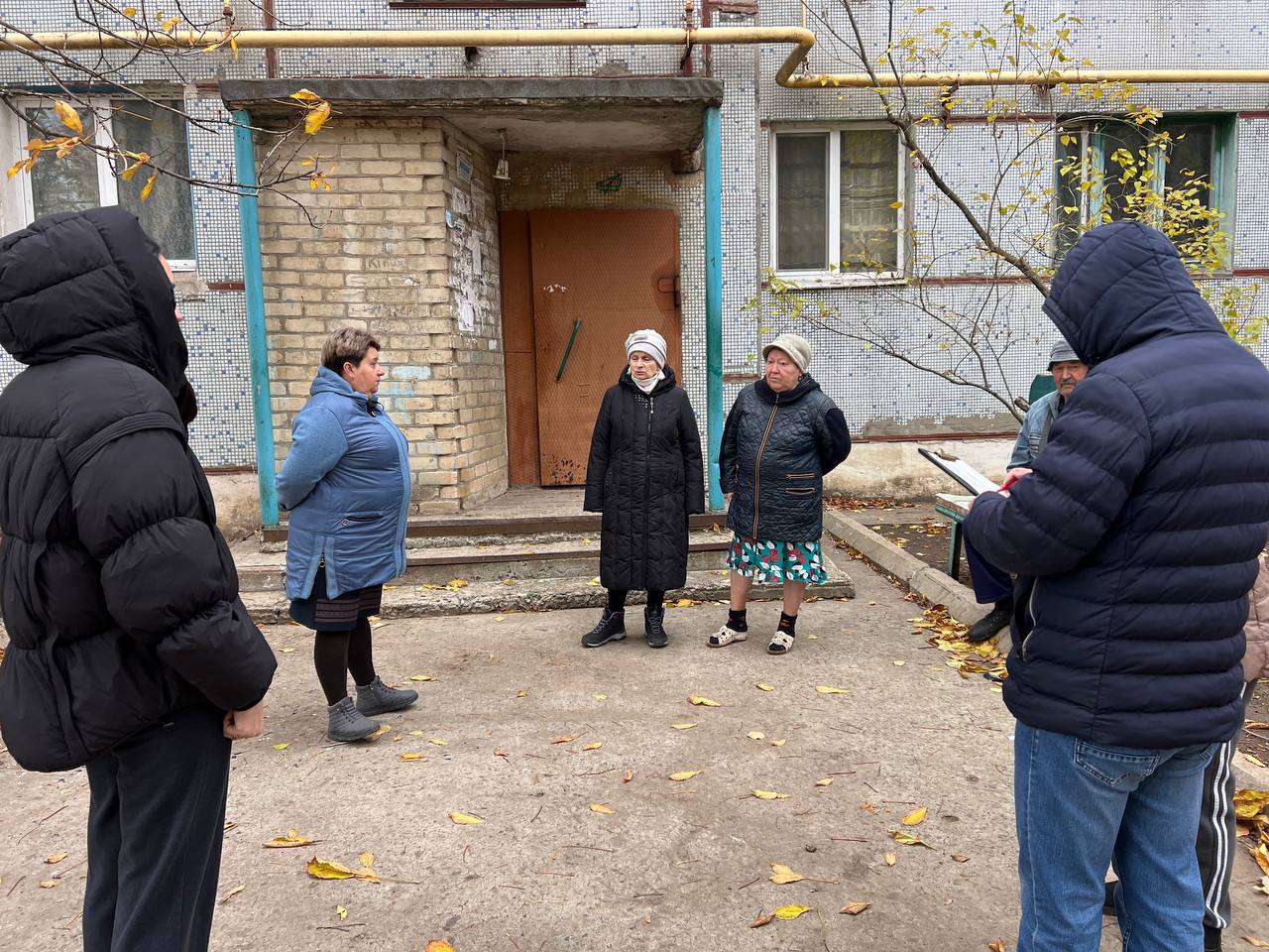 Вчера начальник Зугрэсского территориального отдела Наталья Марушка провела встречу с жителями в городе Зугрэс на улице Пионерская Вчера начальник Зугрэсского территориального отдела Наталья Марушка провела встречу с жителями в городе Зугрэс на улице Пионерская