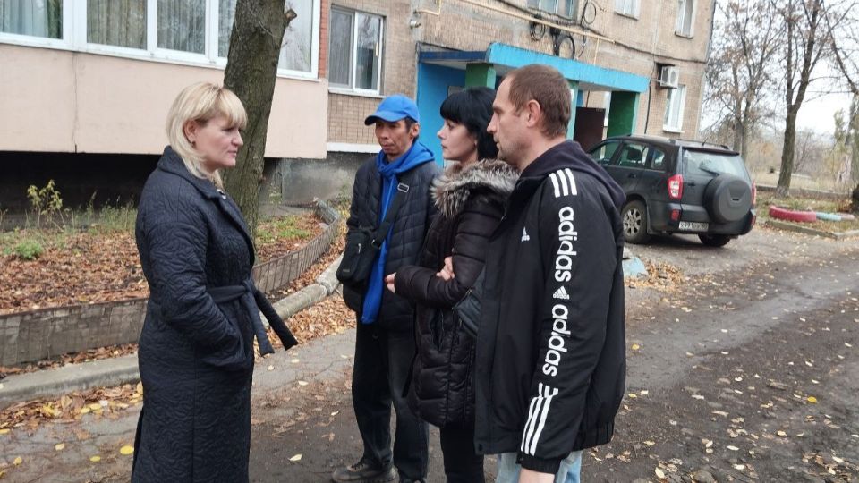 Сегодня, 6 ноября в Червоногвардейском районе заместитель руководителя Управы Червоногвардейского внутригородского района Администрации городского округа Макеевка Татьяна Задорожная провела встречу с жителями жилого массива... Сегодня, 6 ноября в Червоногвардейском районе заместитель руководителя Управы Червоногвардейского внутригородского района Администрации городского округа Макеевка Татьяна Задорожная провела встречу с жителями жилого массива...