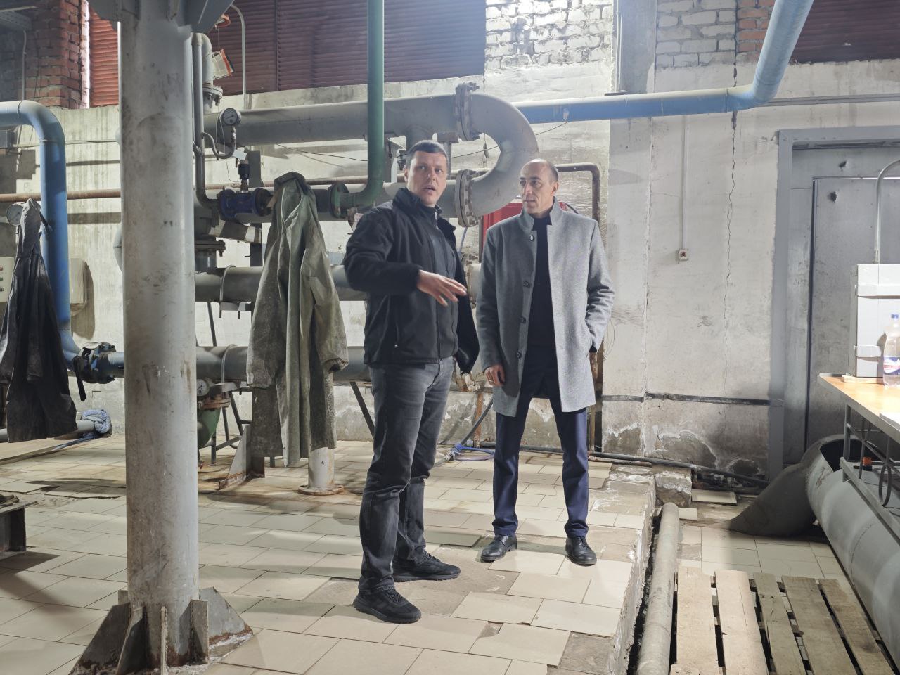 Заместитель главы администрации городского округа Дебальцево Евгений Глебов посетил котельную города Светлодарск Заместитель главы администрации городского округа Дебальцево Евгений Глебов посетил котельную города Светлодарск