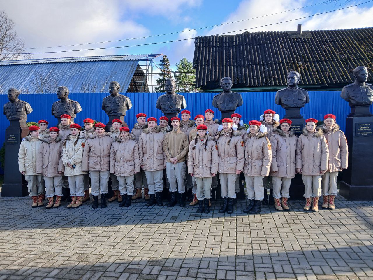 Юнармейцы Кировского отправились в туристический маршрут «Лица Победы» Юнармейцы Кировского отправились в туристический маршрут «Лица Победы»