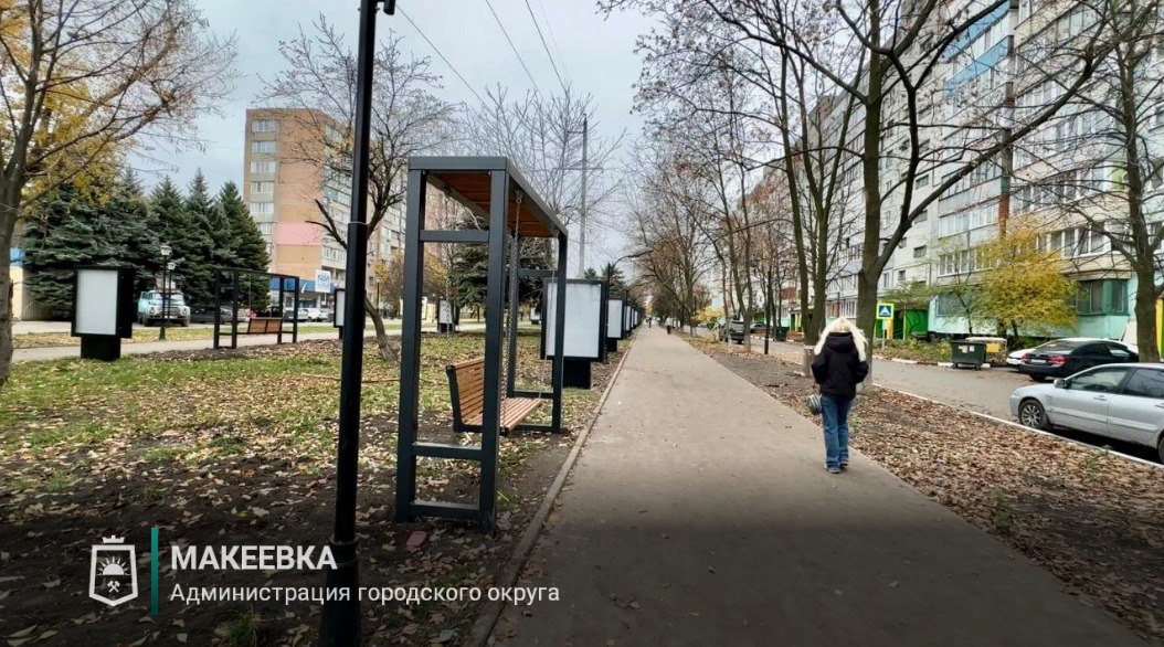 Строители из Югры установили малые архитектурные формы на Аллее Победы в Макеевке Строители из Югры установили малые архитектурные формы на Аллее Победы в Макеевке