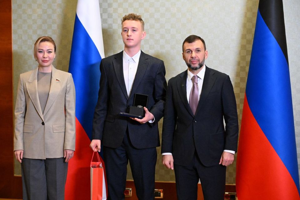 Глава ДНР Денис Пушилин и сенатор РФ Наталья Никонорова вручили юным героям Александру Скакуну, Александру Маршалу и Всеволоду Новикову медали Совета Федерации «За проявленное мужество» Глава ДНР Денис Пушилин и сенатор РФ Наталья Никонорова вручили юным героям Александру Скакуну, Александру Маршалу и Всеволоду Новикову медали Совета Федерации «За проявленное мужество»