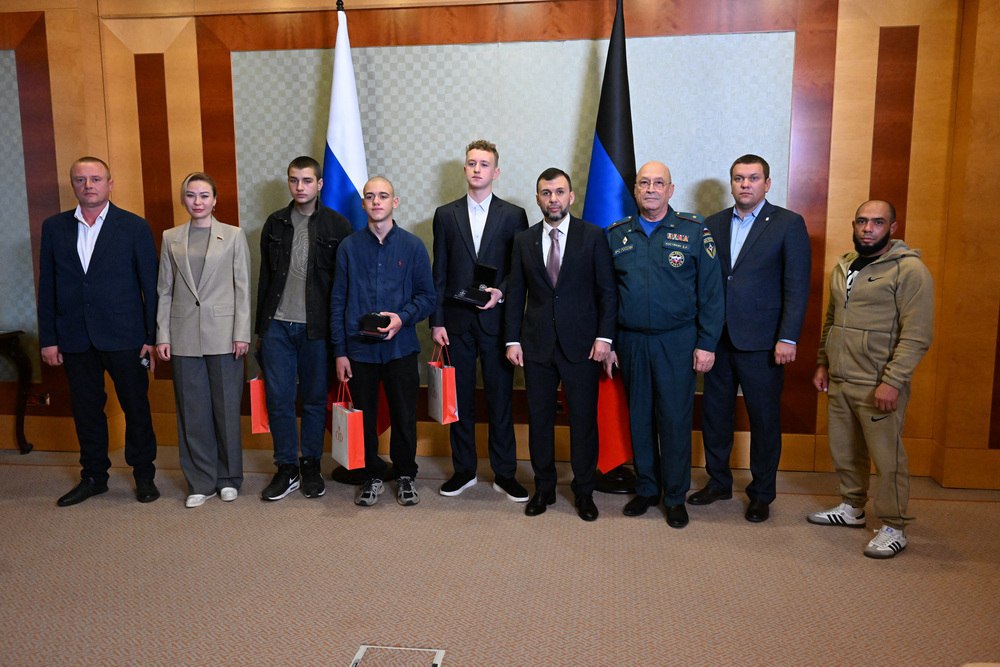 Глава ДНР Денис Пушилин и сенатор Наталья Никонорова вручили медали Совета Федерации «За проявленное мужество» юным жителям республики