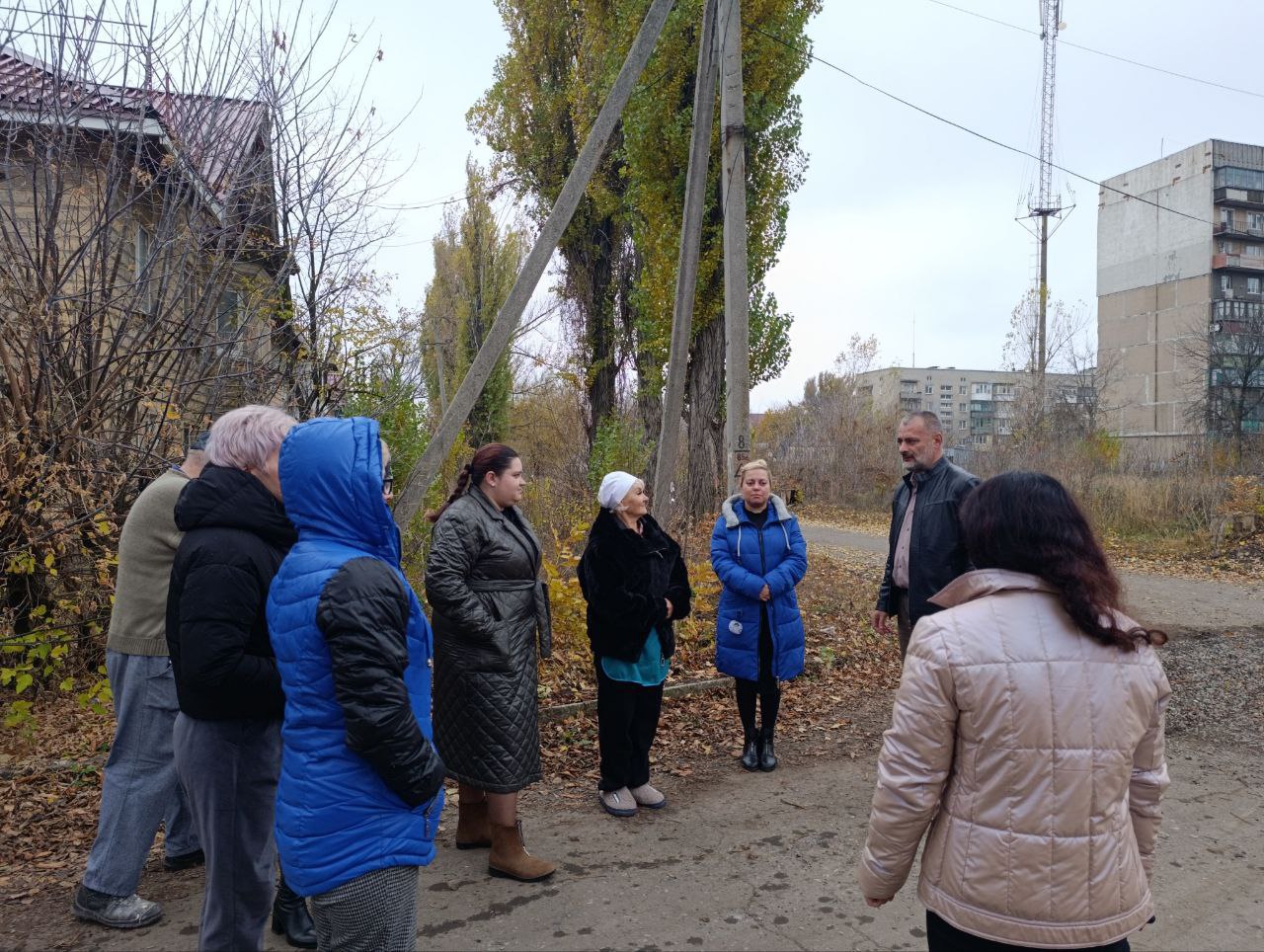 Сегодня, 6 ноября в Червоногвардейском районе прошла встреча депутата Макеевского городского совета ДНР первого созыва Игоря Сепика с жителями жилого массива Восточный по адресу: переулок Авиационный, д. 9/2 Сегодня, 6 ноября в Червоногвардейском районе прошла встреча депутата Макеевского городского совета ДНР первого созыва Игоря Сепика с жителями жилого массива Восточный по адресу: переулок Авиационный, д. 9/2