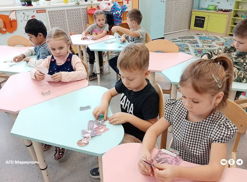 Библиотекари продолжают знакомить юных мариупольцев с многообразием народов России Библиотекари продолжают знакомить юных мариупольцев с многообразием народов России
