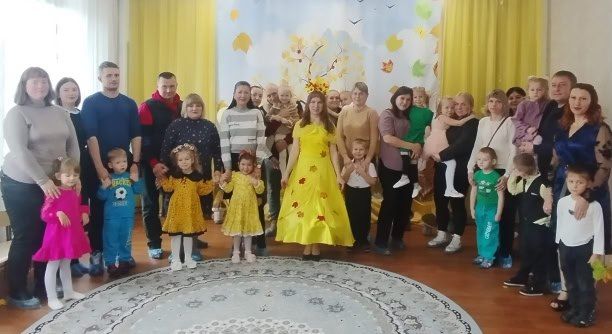 Ходила осень… Смеялась звонко, Листву раскрасив для детворы Ходила осень… Смеялась звонко, Листву раскрасив для детворы