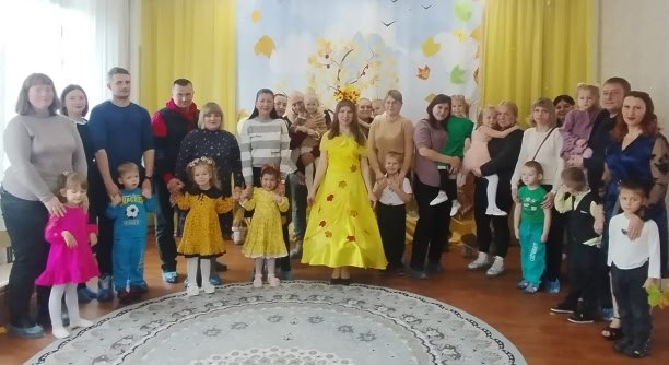 Ходила осень… Смеялась звонко, Листву раскрасив для детворы Ходила осень… Смеялась звонко, Листву раскрасив для детворы