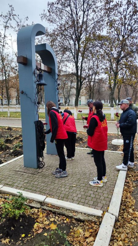 Иван Приходько: Во время визита в Горловку артисты цирковой труппы Эдгарда Запашного посетили ряд социальных учреждений, а также почтили минутой молчания светлую память невинно убиенных горловчан и возложили цветы к подножию... Иван Приходько: Во время визита в Горловку артисты цирковой труппы Эдгарда Запашного посетили ряд социальных учреждений, а также почтили минутой молчания светлую память невинно убиенных горловчан и возложили цветы к подножию...