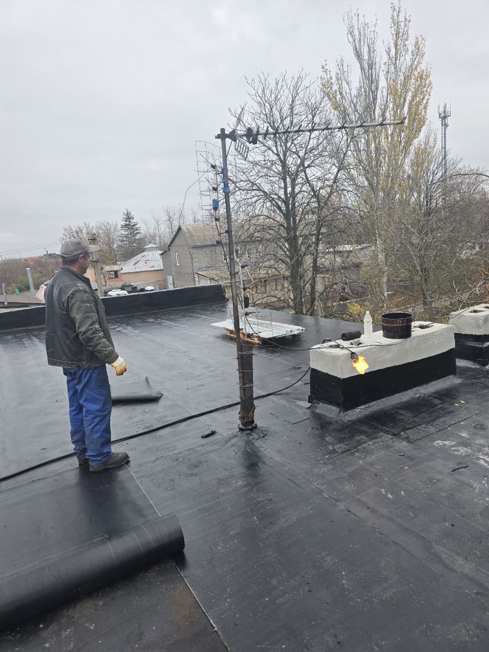 Сергей Юзвинкевич: В Володарском муниципальном округе в рамках реализации региональной программы по капитальному ремонту общего имущества МКД на территории Донецкой Народной Республики продолжаются работы по восстановлению... Сергей Юзвинкевич: В Володарском муниципальном округе в рамках реализации региональной программы по капитальному ремонту общего имущества МКД на территории Донецкой Народной Республики продолжаются работы по восстановлению...