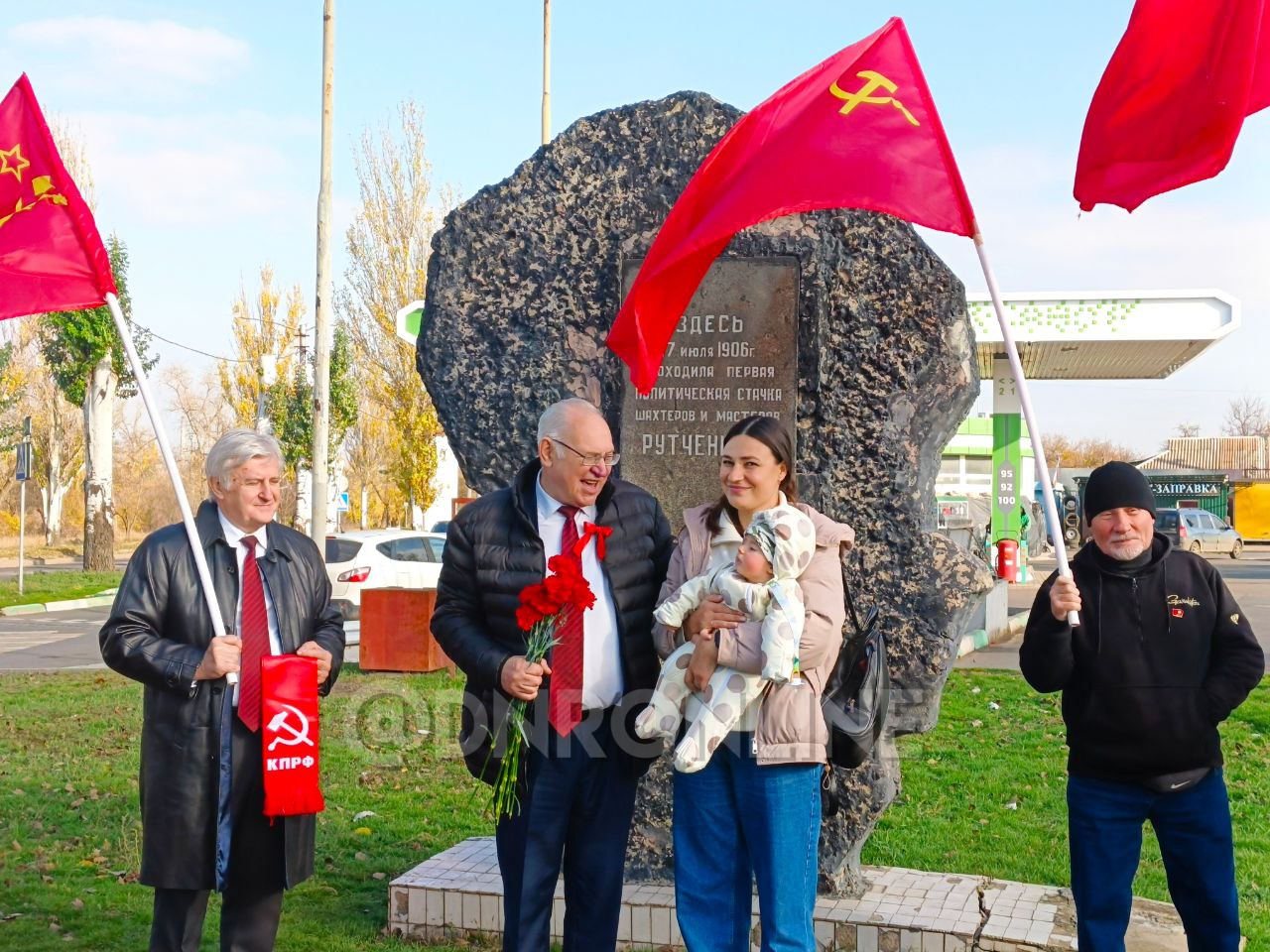 В Донецке отметили День Октябрьской революции В Донецке отметили День Октябрьской революции