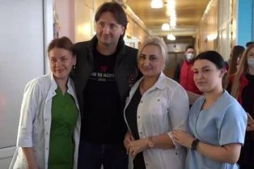 Прикольная собачка, виртуозные фокусы и вкусные подарки: Известные российские артисты выступили в медучреждениях Донецка