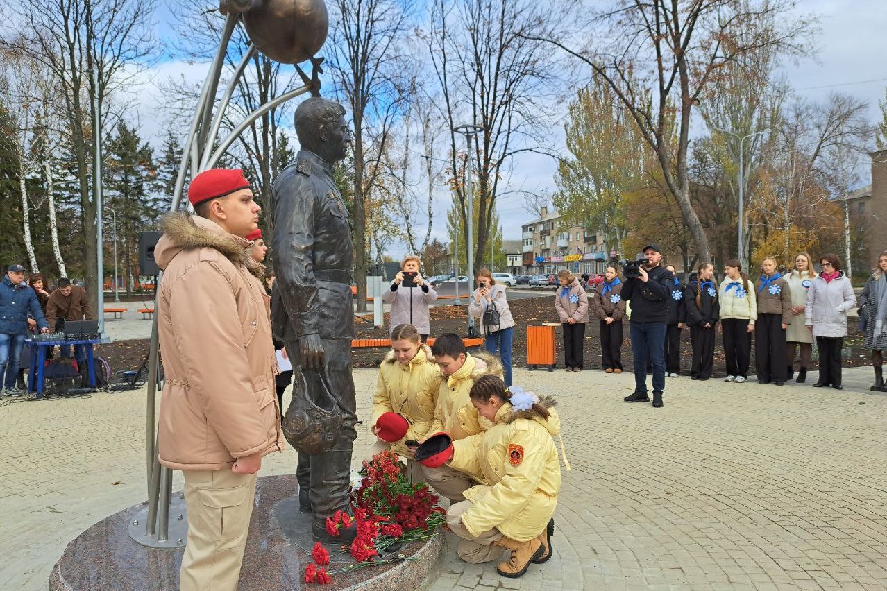 Александр Шатов: В Шахтерске открыли парковую скульптуру Г.Т.Берегового Александр Шатов: В Шахтерске открыли парковую скульптуру Г.Т.Берегового