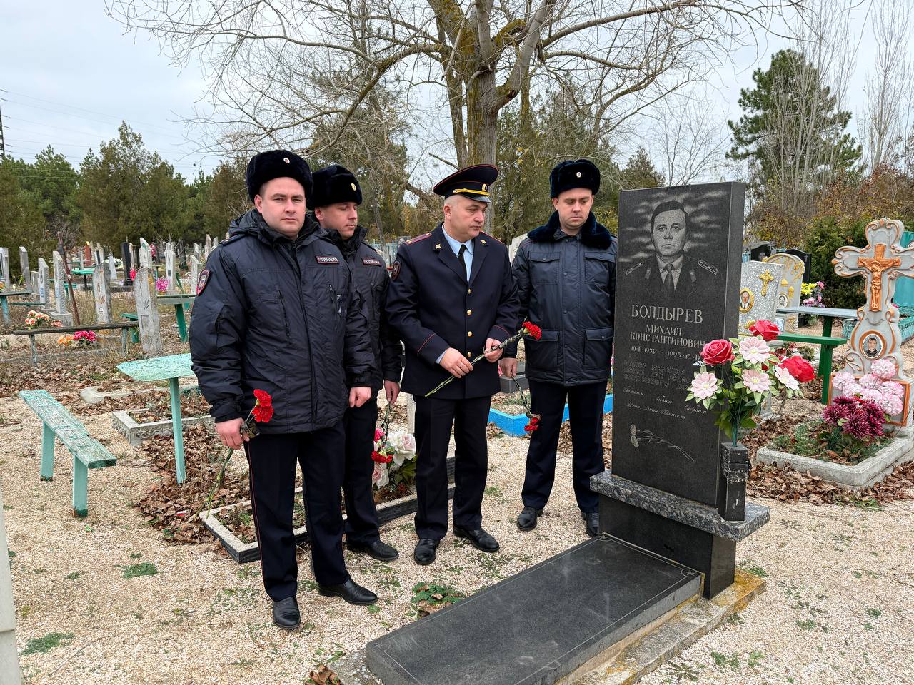 В Новоазовске полицейские почтили память погибших коллег В Новоазовске полицейские почтили память погибших коллег