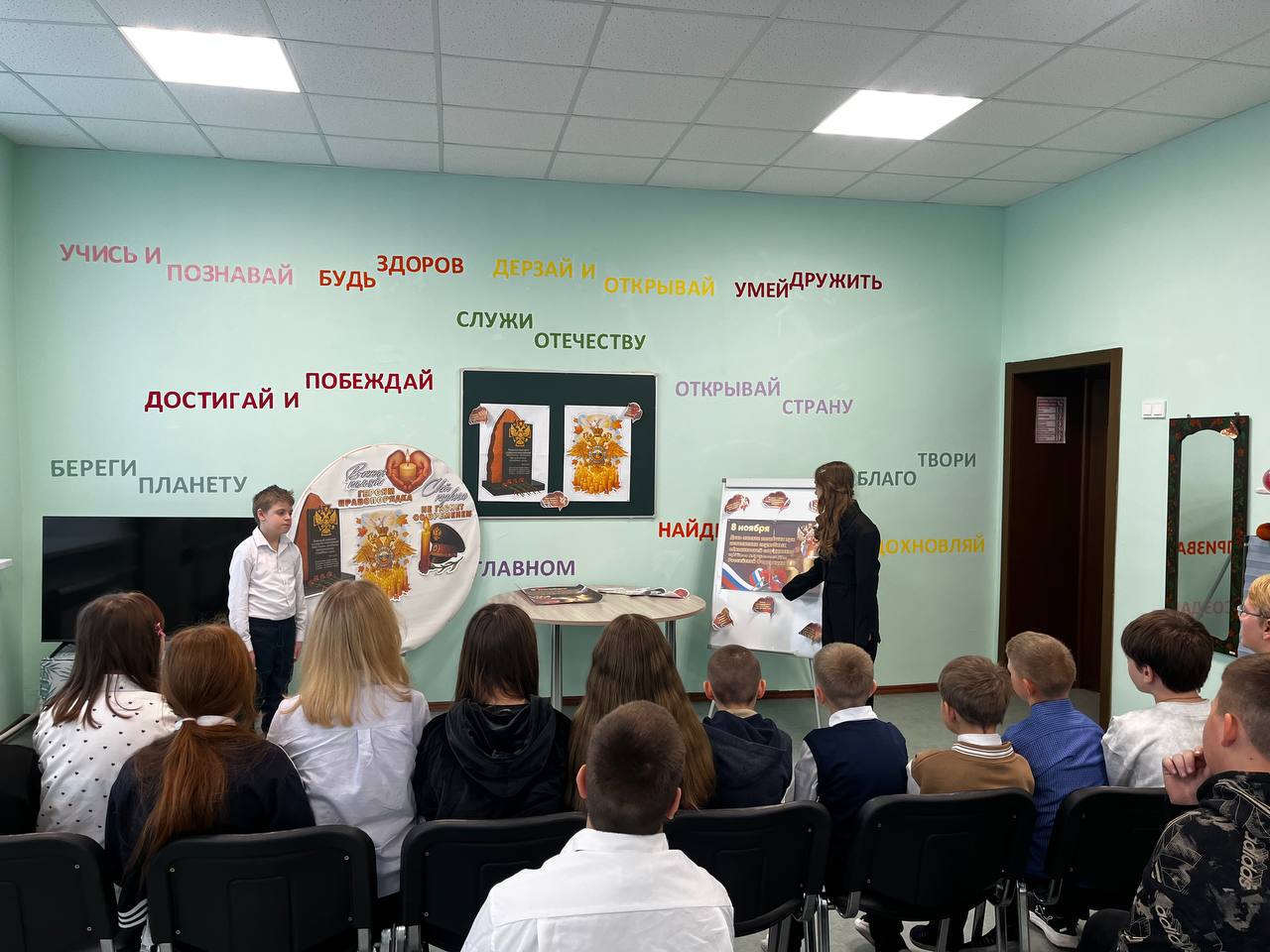 По партпроекту Единой России "Мир возможностей" в Снежном почтили память сотрудников полиции, погибших при исполнении служебного долга По партпроекту Единой России "Мир возможностей" в Снежном почтили память сотрудников полиции, погибших при исполнении служебного долга