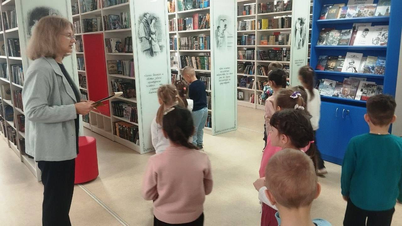 7 ноября сотрудники центральной детской библиотеки МБУ «ЦБС г.о Харцызск» для воспитанников МДОО №25 «Чайка» провели экскурсию по библиотеке 7 ноября сотрудники центральной детской библиотеки МБУ «ЦБС г.о Харцызск» для воспитанников МДОО №25 «Чайка» провели экскурсию по библиотеке