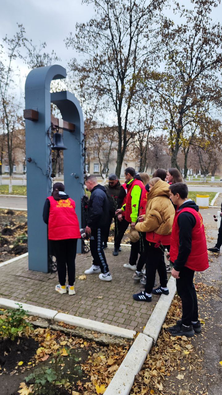 Иван Приходько: Во время визита в Горловку артисты цирковой труппы Эдгарда Запашного посетили ряд социальных учреждений, а также почтили минутой молчания светлую память невинно убиенных горловчан и возложили цветы к подножию... Иван Приходько: Во время визита в Горловку артисты цирковой труппы Эдгарда Запашного посетили ряд социальных учреждений, а также почтили минутой молчания светлую память невинно убиенных горловчан и возложили цветы к подножию...