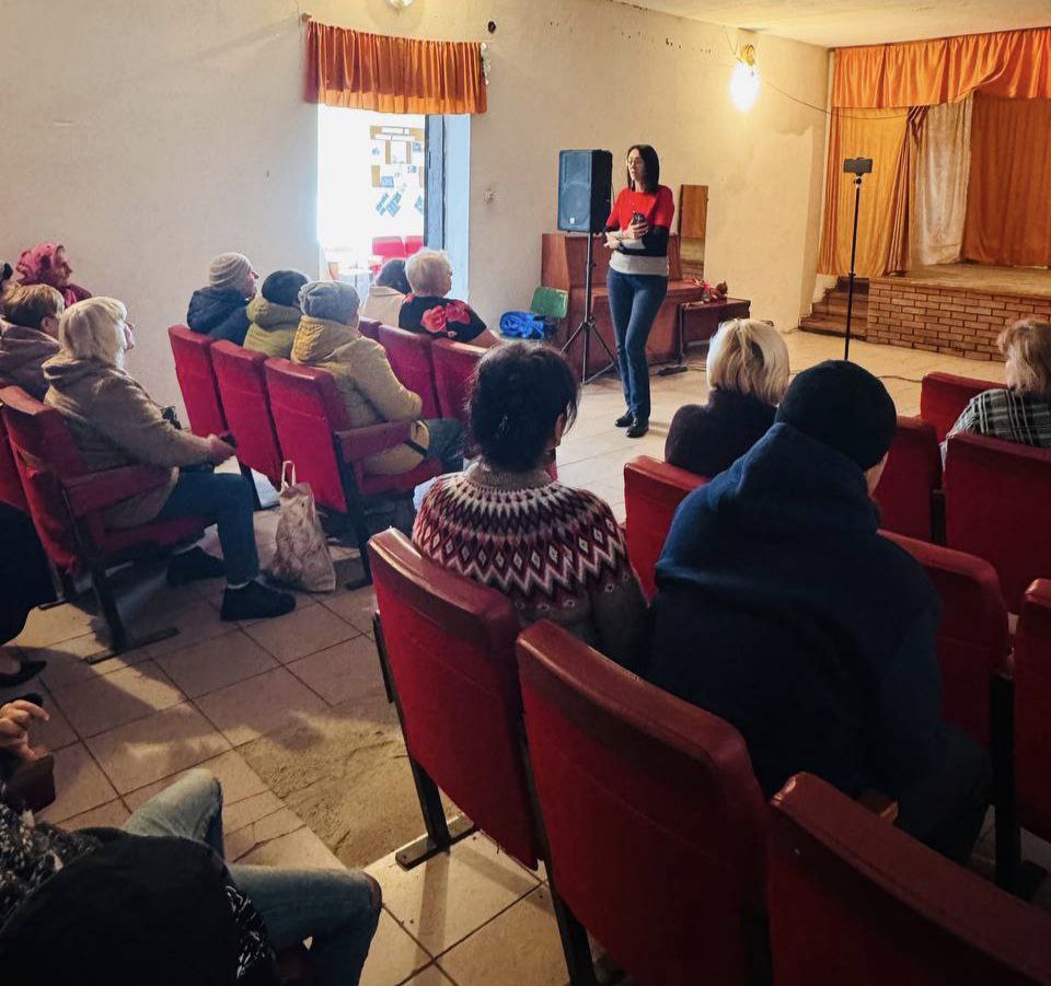 Сегодня заведующая Новоселовским территориальным сектором Администрации Тельмановского муниципального округа провела встречу с населением села Новоселовка Вторая, где были обсуждены следующие вопросы: Сегодня заведующая Новоселовским территориальным сектором Администрации Тельмановского муниципального округа провела встречу с населением села Новоселовка Вторая, где были обсуждены следующие вопросы: