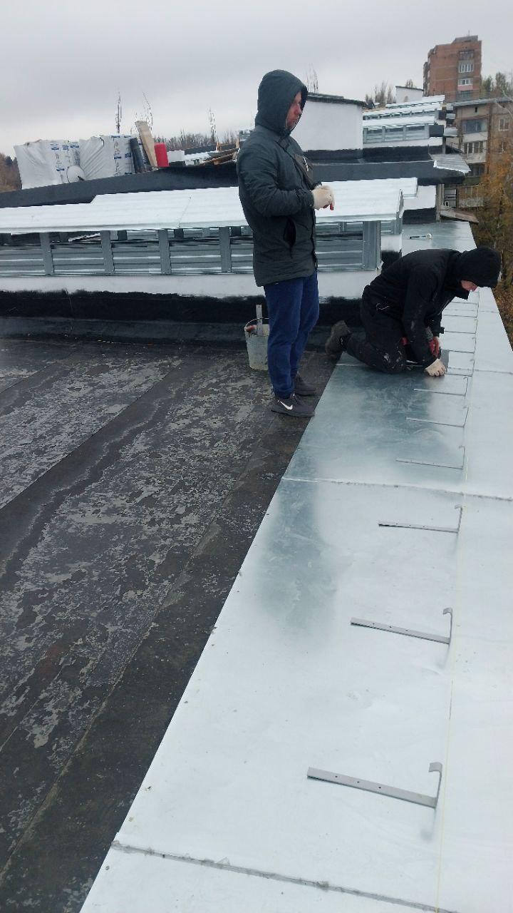 Подрядчики Нижегородской области продолжают обновление кровли жилых домов в мкр Подрядчики Нижегородской области продолжают обновление кровли жилых домов в мкр