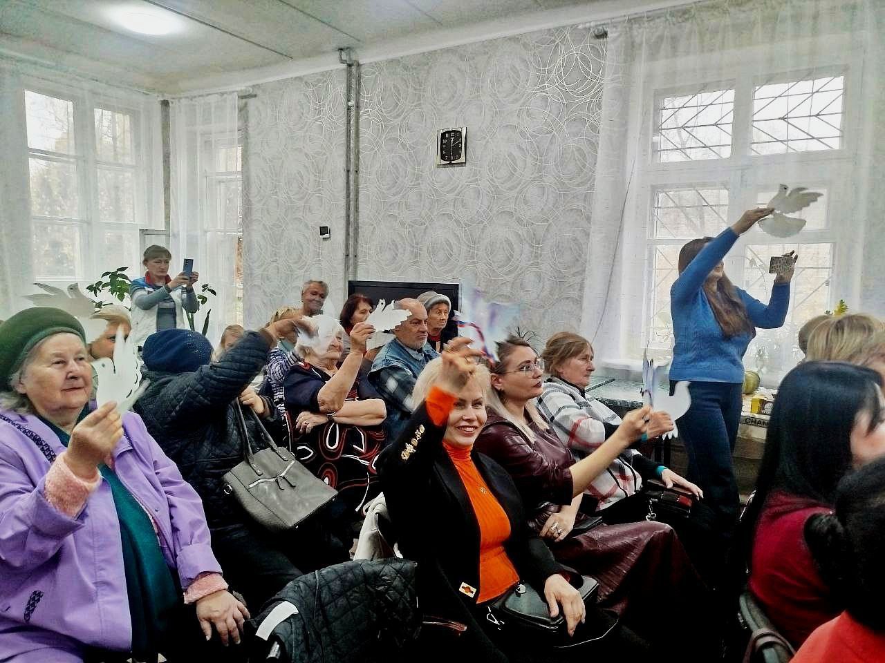 Концертная программа коллектива "Берегиня" в честь Дня народного единства в Торезе Концертная программа коллектива "Берегиня" в честь Дня народного единства в Торезе