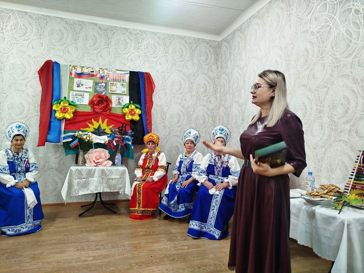 Концертная программа коллектива "Берегиня" в честь Дня народного единства в Торезе Концертная программа коллектива "Берегиня" в честь Дня народного единства в Торезе