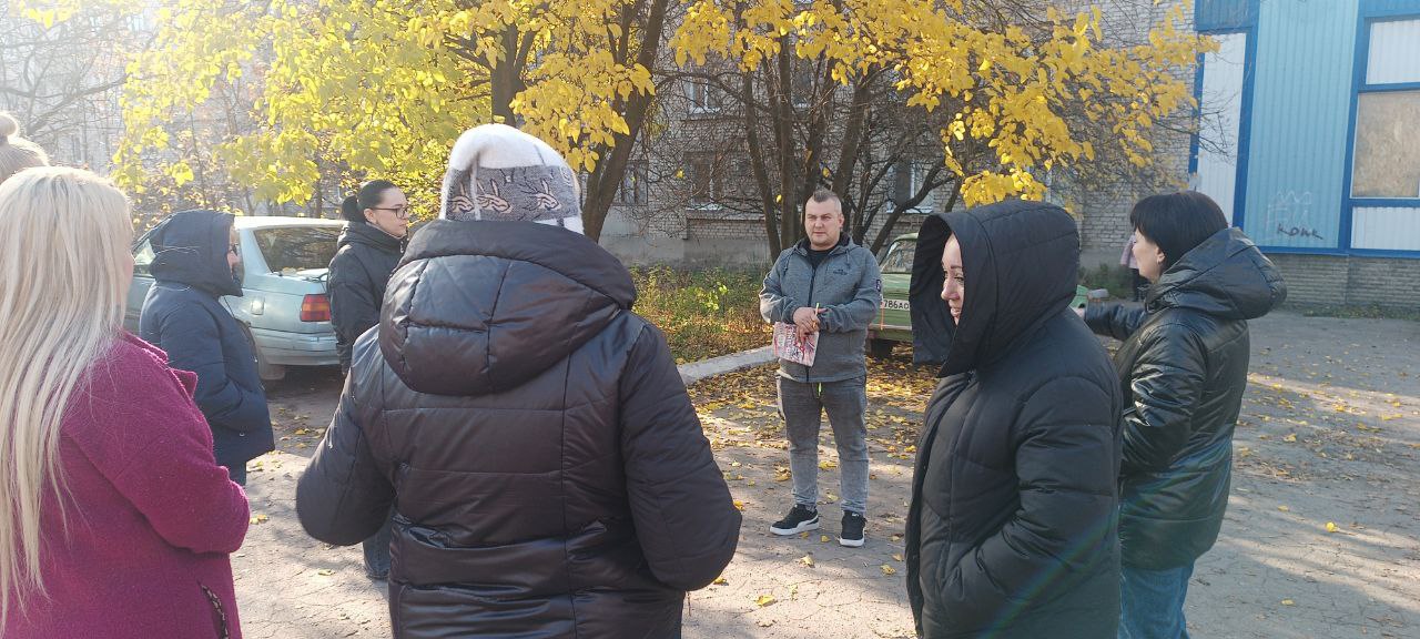 Сегодня, 7 ноября лидер общественного мнения Юрий Сирош провел встречу с жителями жилого массива Горького возле дома № 2 по улице Магаданской Сегодня, 7 ноября лидер общественного мнения Юрий Сирош провел встречу с жителями жилого массива Горького возле дома № 2 по улице Магаданской