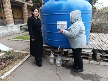 Роман Конев: 7 ноября 2025 года депутаты Горловского городского совета Донецкой Народной Республики от фракции «Единая Россия» — Инает Розводова и Андрей Костюк осуществили подвоз воды