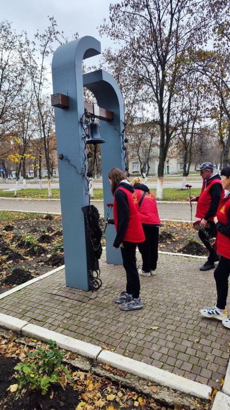 Иван Приходько: Во время визита в Горловку артисты цирковой труппы Эдгарда Запашного посетили ряд социальных учреждений, а также почтили минутой молчания светлую память невинно убиенных горловчан и возложили цветы к подножию... Иван Приходько: Во время визита в Горловку артисты цирковой труппы Эдгарда Запашного посетили ряд социальных учреждений, а также почтили минутой молчания светлую память невинно убиенных горловчан и возложили цветы к подножию...