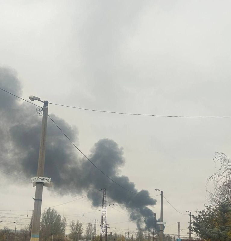 Мощные взрывы в оккупированной ВСУ Дружковке ДНР, работают "Герани" Мощные взрывы в оккупированной ВСУ Дружковке ДНР, работают "Герани"