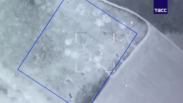 ВС РФ нанесли удар "Искандером" по району сосредоточения личного состава 411-го отдельного полка беспилотных систем ВСУ у Варваровки в ДНР, сообщает МО