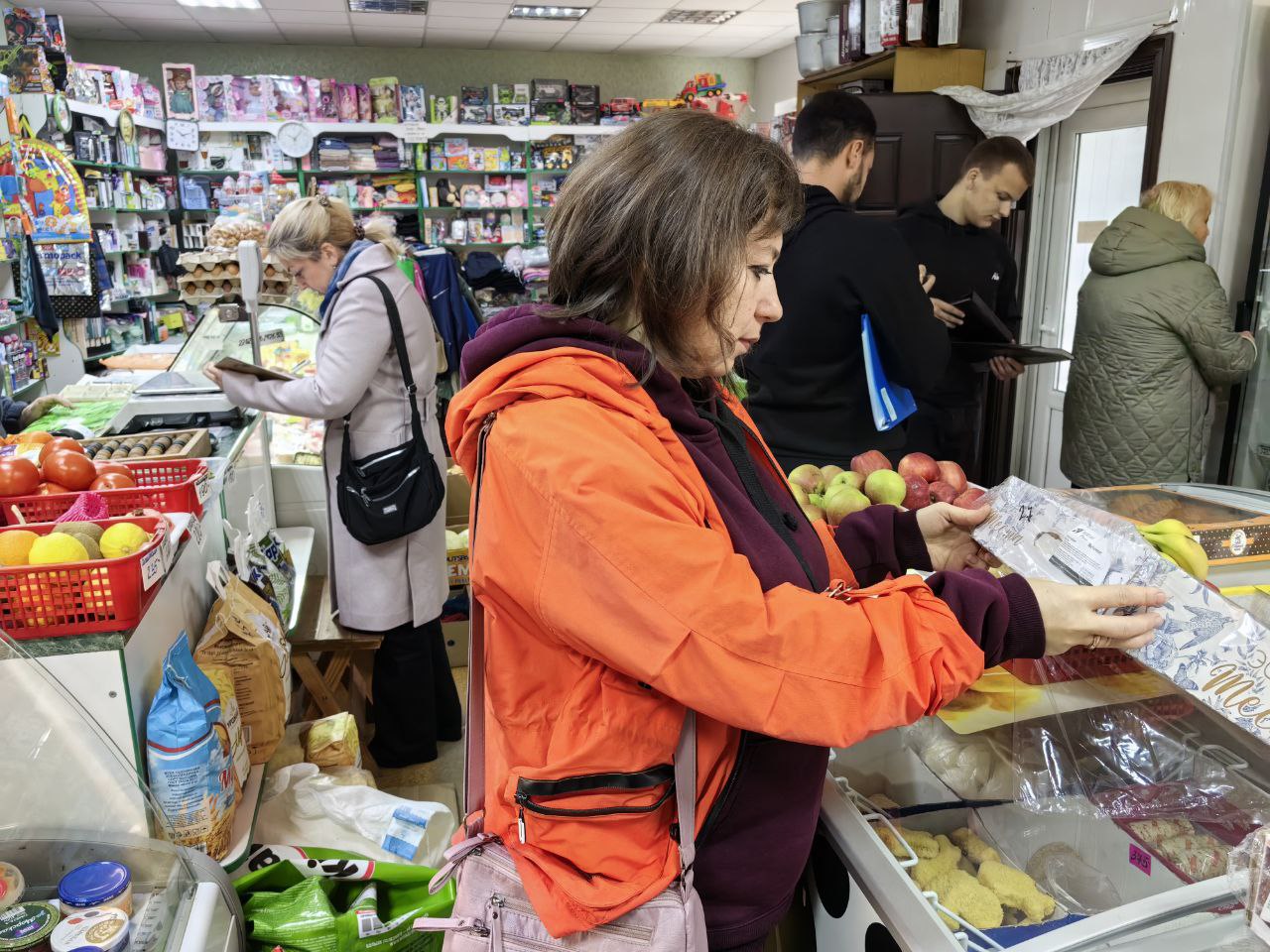 Депутат Тельмановского муниципального совета Наталья Зубач совместно с руководителем Народного контроля Викторией Светлаковой и специалистами отдела экономики, планирования и стратегического развития администрации округа... Депутат Тельмановского муниципального совета Наталья Зубач совместно с руководителем Народного контроля Викторией Светлаковой и специалистами отдела экономики, планирования и стратегического развития администрации округа...
