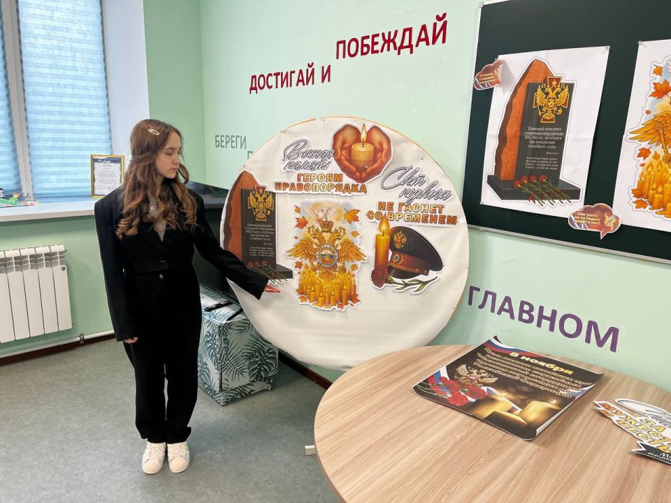 По партпроекту Единой России "Мир возможностей" в Снежном почтили память сотрудников полиции, погибших при исполнении служебного долга По партпроекту Единой России "Мир возможностей" в Снежном почтили память сотрудников полиции, погибших при исполнении служебного долга