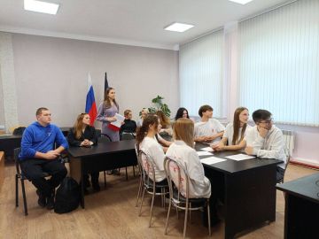 Один народ — одна история. Сотрудники отдела по делам молодёжи и спорта администрации Ясиноватского муниципального округа приняли активное участие в значимом мероприятии — телемосте между городом Ясиноватая и Еткульским...