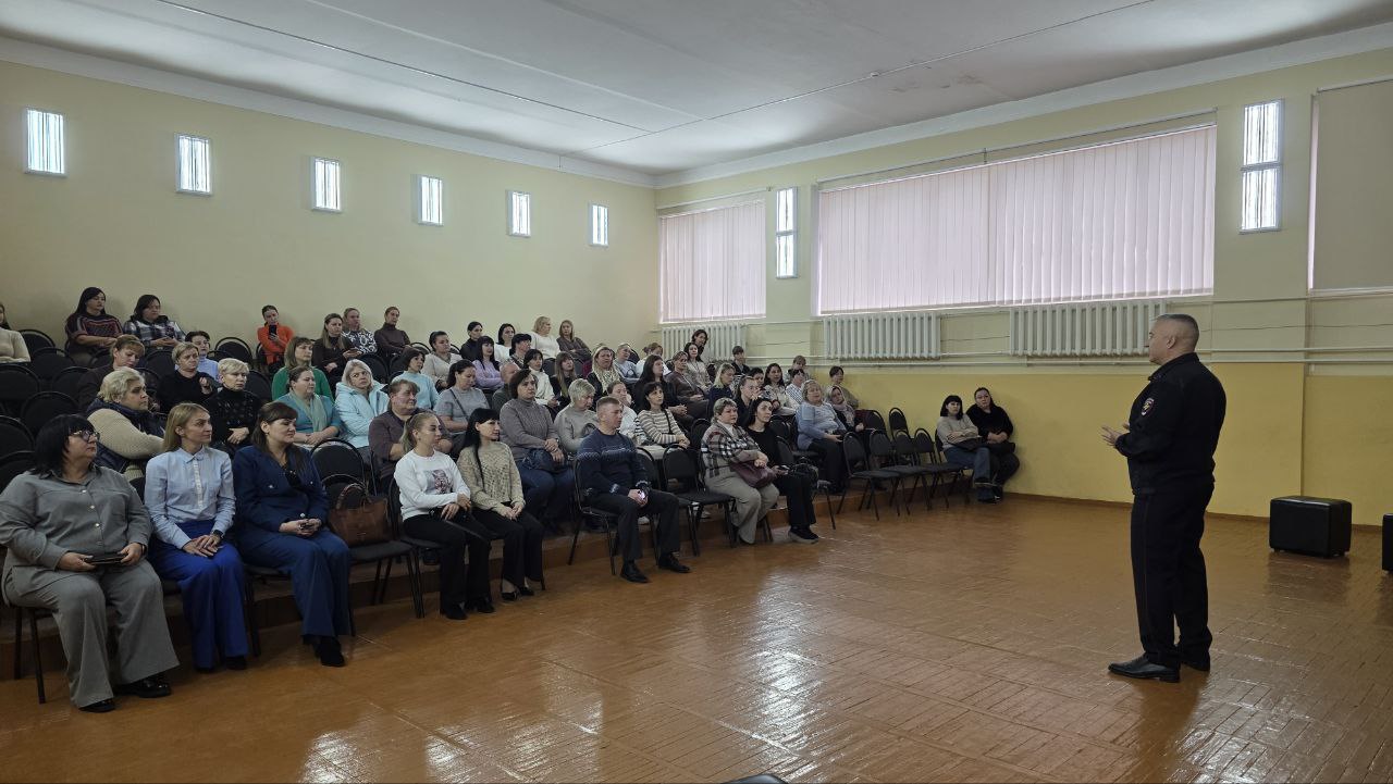 В Макеевке полицейские провели общегородское родительское собрание В Макеевке полицейские провели общегородское родительское собрание